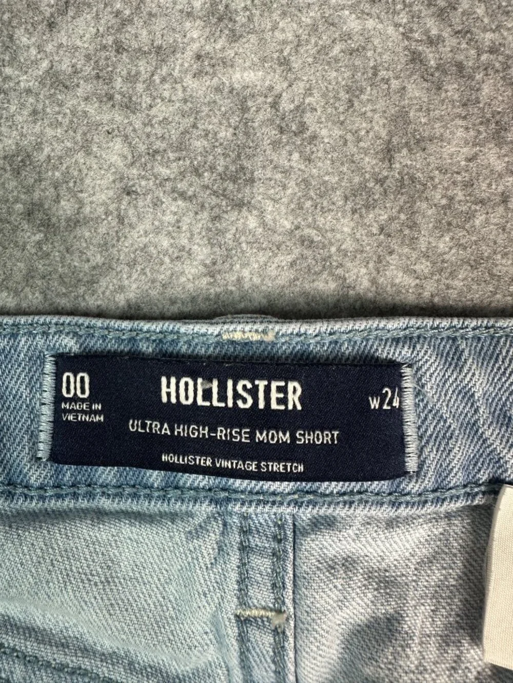 Hollister Ultra High Rise Mom Shorts Size 00 W24 Distressed Light Wash Denim